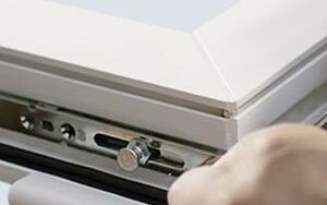 Fenster Reparatur- Ecklager am Fenster reparieren Hamburg - Fensterwartung